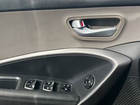 Used 2017 Hyundai Santa Fe SE image 16