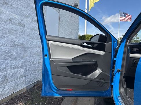 Used 2024 Volkswagen Taos SE AWD/4WD image 7