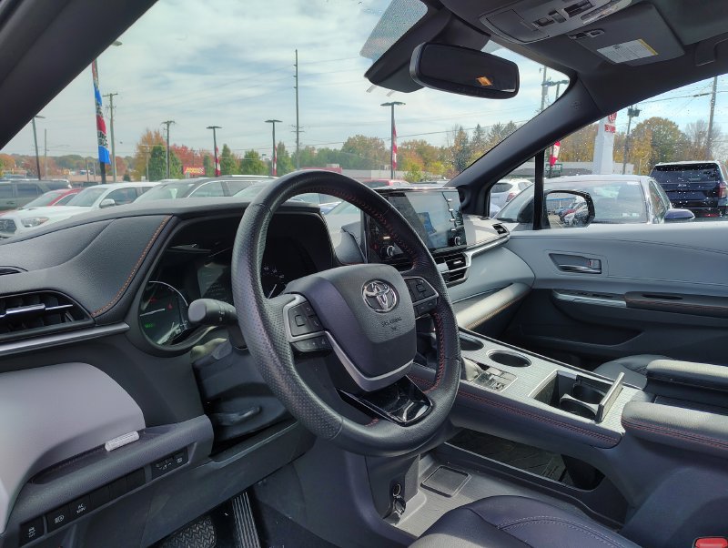 Used 2022 Toyota Sienna XSE w/ XSE Plus Package AWD/4WD image 14