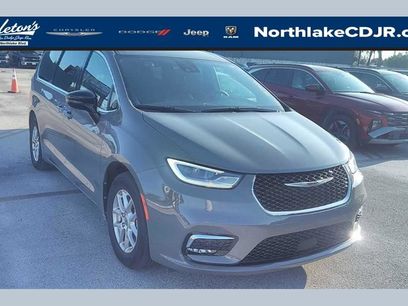 Used 2025 Chrysler Pacifica Select