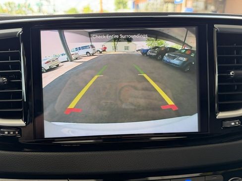 Used 2025 Chrysler Pacifica Select FWD image 16