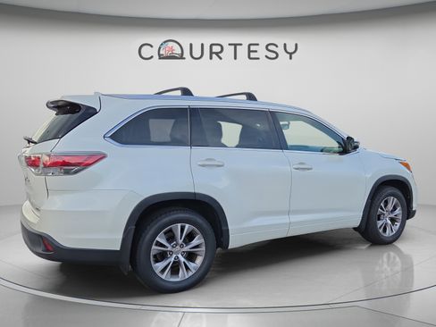 Used 2015 Toyota Highlander XLE AWD/4WD image 4