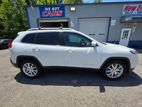 Used 2017 Jeep Cherokee Limited w/ Luxury Group AWD/4WD image 4