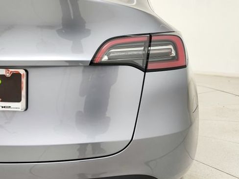 Used 2025 Tesla Model Y Long Range RWD image 28