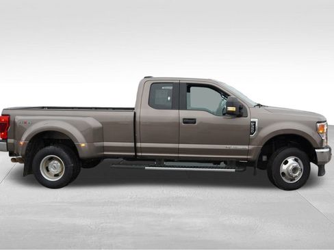 Certified 2022 Ford F350 XLT image 3