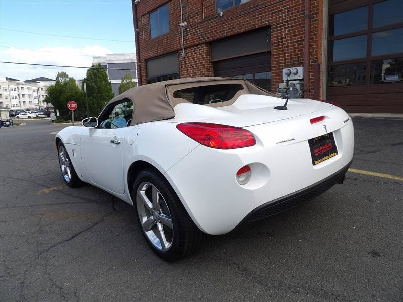 Used 2009 Pontiac Solstice Convertible RWD image 3