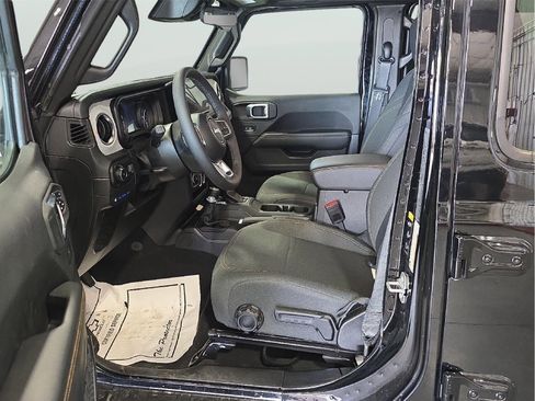 Used 2025 Jeep Wrangler Unlimited Sahara AWD/4WD image 8