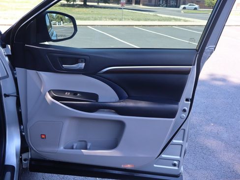 Used 2014 Toyota Highlander Limited FWD image 28