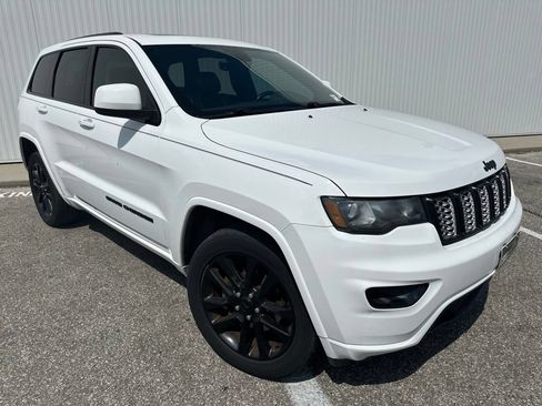 Used 2018 Jeep Grand Cherokee Altitude AWD/4WD image 10