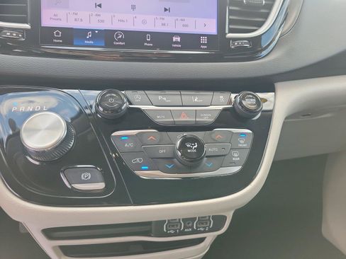 Used 2024 Chrysler Pacifica Touring-L FWD image 31