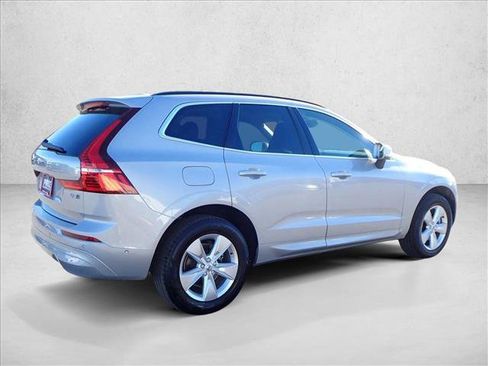 Used 2022 Volvo XC60 B5 Momentum image 4