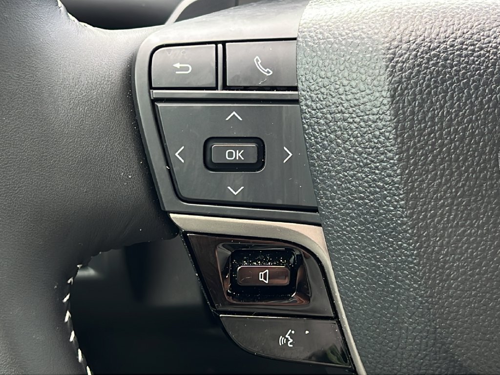 Used 2025 Toyota Camry SE FWD image 19
