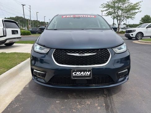 Used 2023 Chrysler Pacifica Touring-L FWD image 2