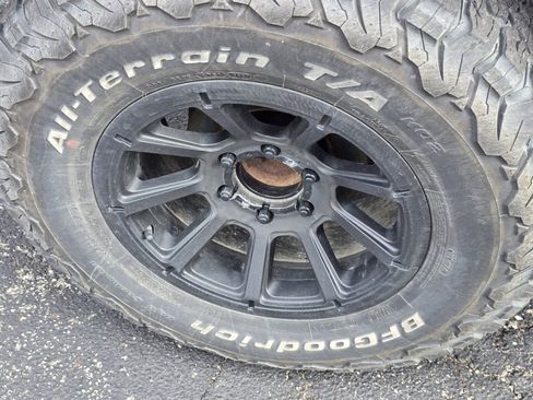 Used 2017 Toyota Tacoma TRD Sport image 11