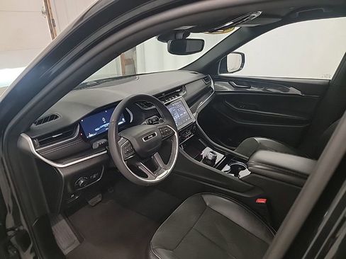 Used 2023 Jeep Grand Cherokee Altitude image 13