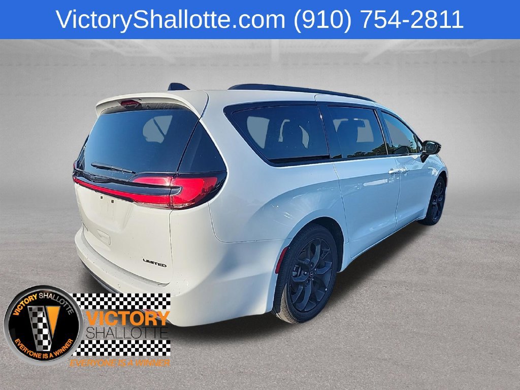 Used 2025 Chrysler Pacifica Limited FWD image 32