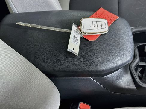 Certified 2025 Toyota RAV4 XLE w/ Convenience Package FWD image 33