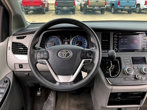 Used 2018 Toyota Sienna LE image 5