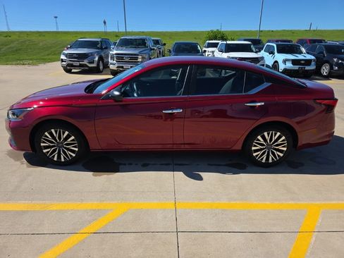 Used 2025 Nissan Altima 2.5 SV FWD image 8