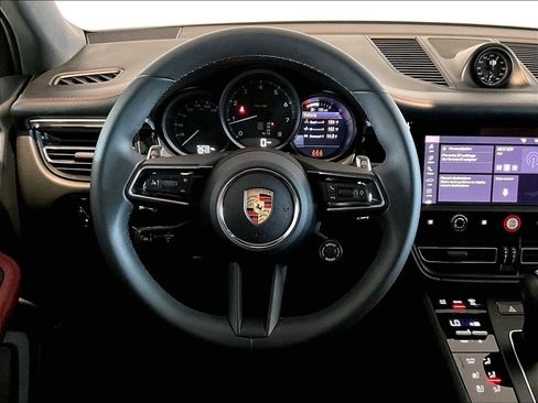 Used 2025 Porsche Macan image 16