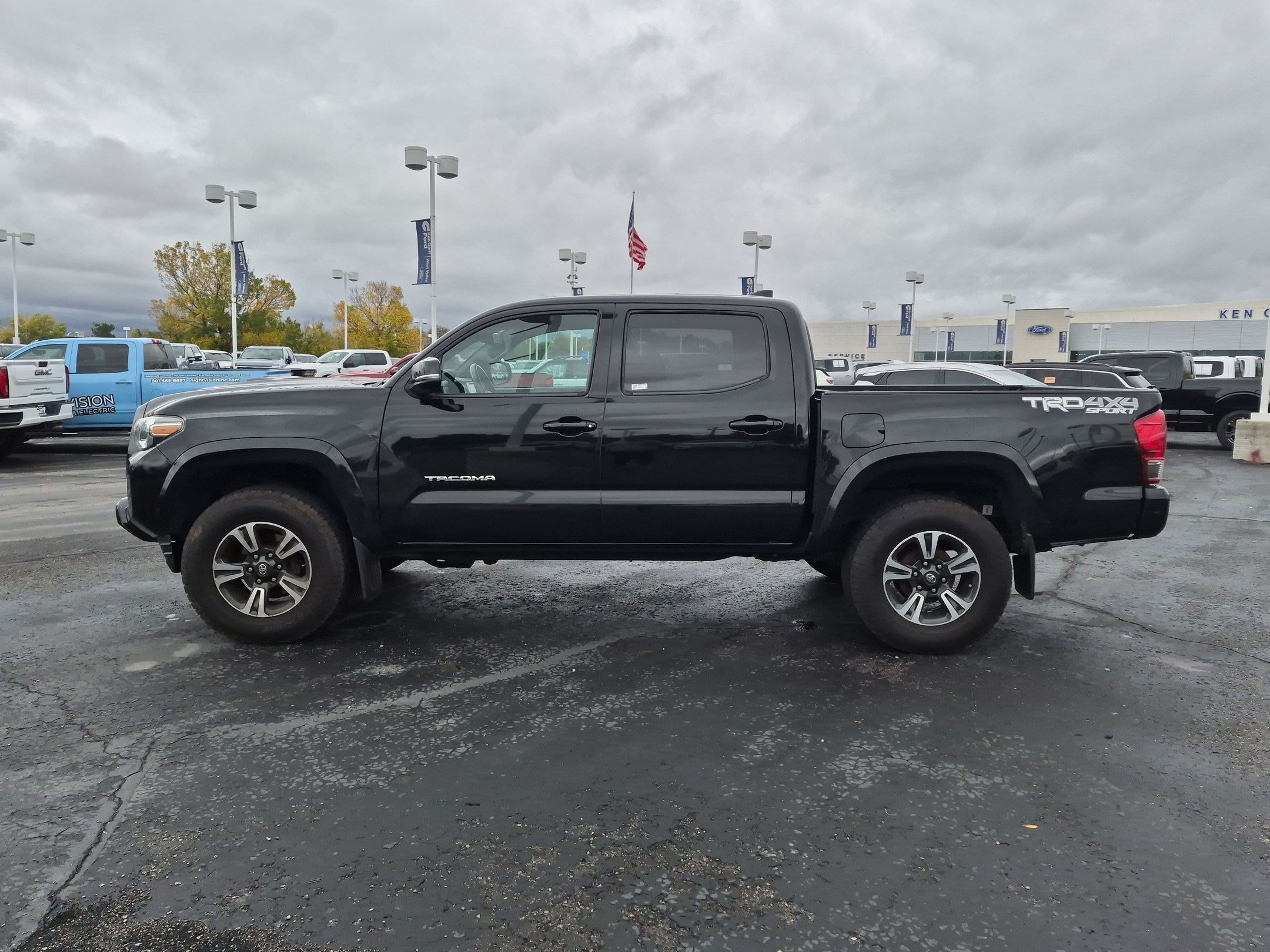 Used 2017 Toyota Tacoma TRD Sport w/ Tow Package (A/T) AWD/4WD image 9