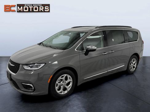 Used 2023 Chrysler Pacifica Limited FWD image 1