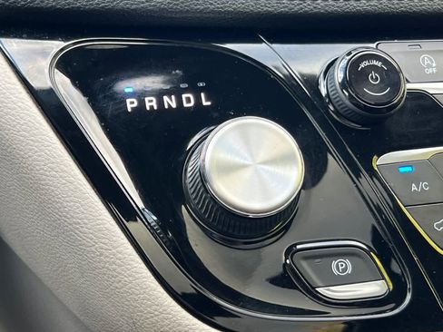 Used 2020 Chrysler Pacifica Limited image 25