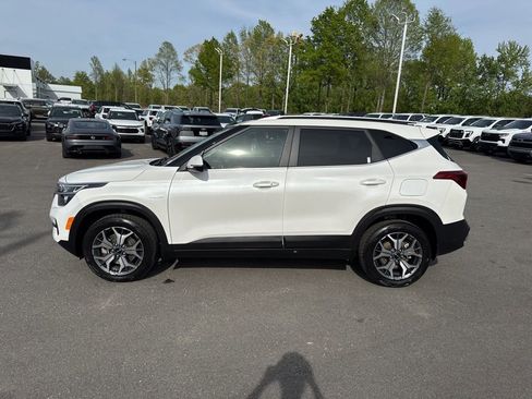 Used 2023 Kia Seltos EX image 2