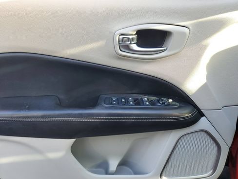 Used 2019 Jeep Compass Latitude FWD image 16
