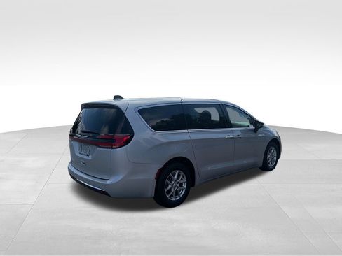 Used 2024 Chrysler Pacifica Touring-L FWD image 6