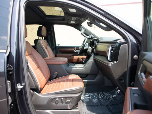 Used 2024 GMC Sierra 3500 Denali Ultimate AWD/4WD image 11