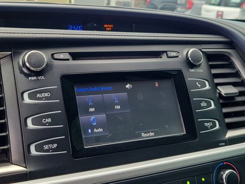 Used 2018 Toyota Highlander LE FWD image 12