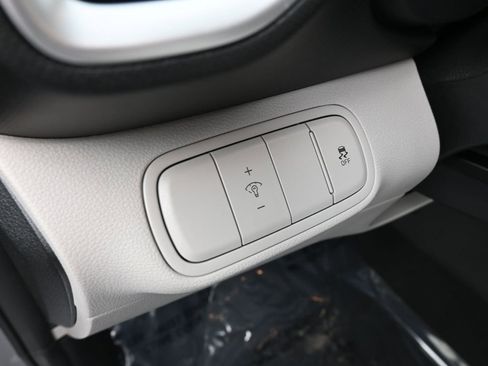 Certified 2025 Hyundai Venue SEL FWD image 29