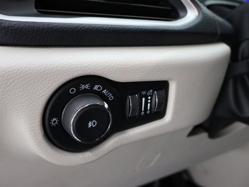 Used 2023 Chrysler Pacifica Touring-L AWD/4WD image 45