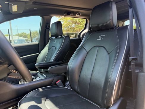Used 2025 Chrysler Pacifica Limited FWD image 14