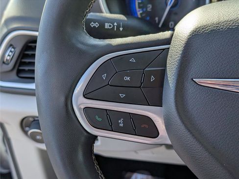 Used 2024 Chrysler Pacifica Touring-L image 22