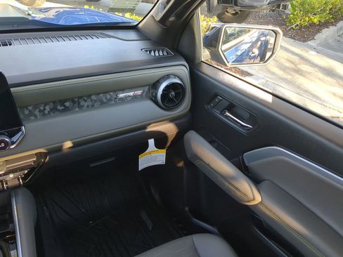 Used 2025 Chevrolet Colorado ZR2 w/ Technology Package image 17