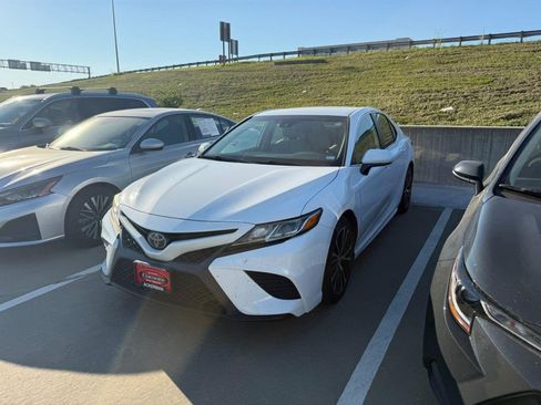 Used 2019 Toyota Camry SE FWD image 2