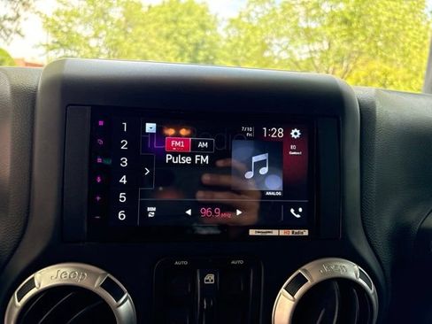 Used 2018 Jeep Wrangler Unlimited Sahara AWD/4WD image 14