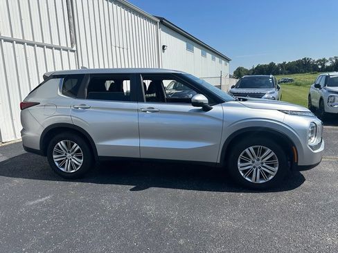 Used 2022 Mitsubishi Outlander ES AWD/4WD image 2