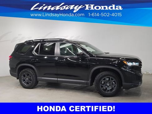 Certified 2025 Honda Pilot TrailSport image 3