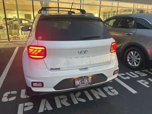 Used 2023 Hyundai Venue Limited w/ Cargo Package image 5