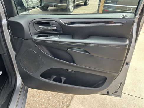 Used 2014 Chrysler Town & Country S FWD image 15
