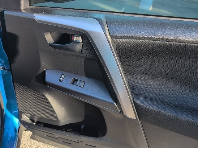 Used 2016 Toyota RAV4 LE AWD/4WD image 10