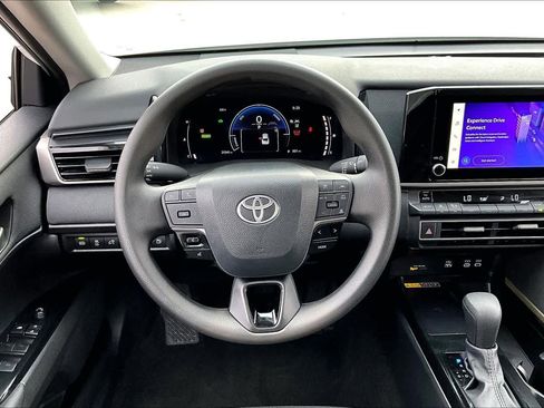 Used 2025 Toyota Camry LE image 6