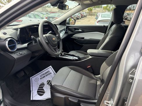 Used 2025 Chevrolet Trax LT image 27