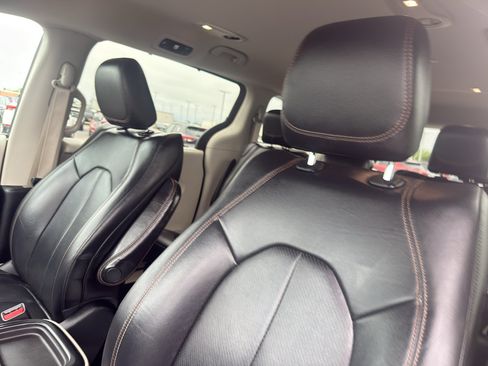 Used 2018 Chrysler Pacifica Touring-L FWD image 27