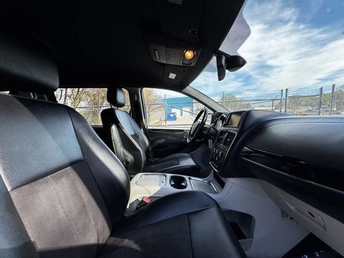 Used 2020 Dodge Grand Caravan SXT image 14