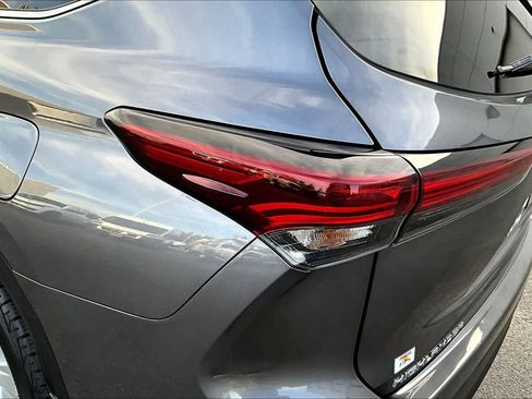 Used 2024 Toyota Highlander LE AWD/4WD image 32