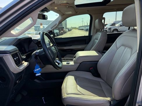 Used 2023 Ford Expedition Limited AWD/4WD image 5